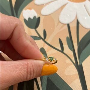 Elegant Gold and Green Women's Ring